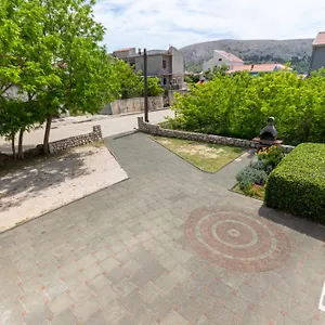 Luka Apartman Pag Town